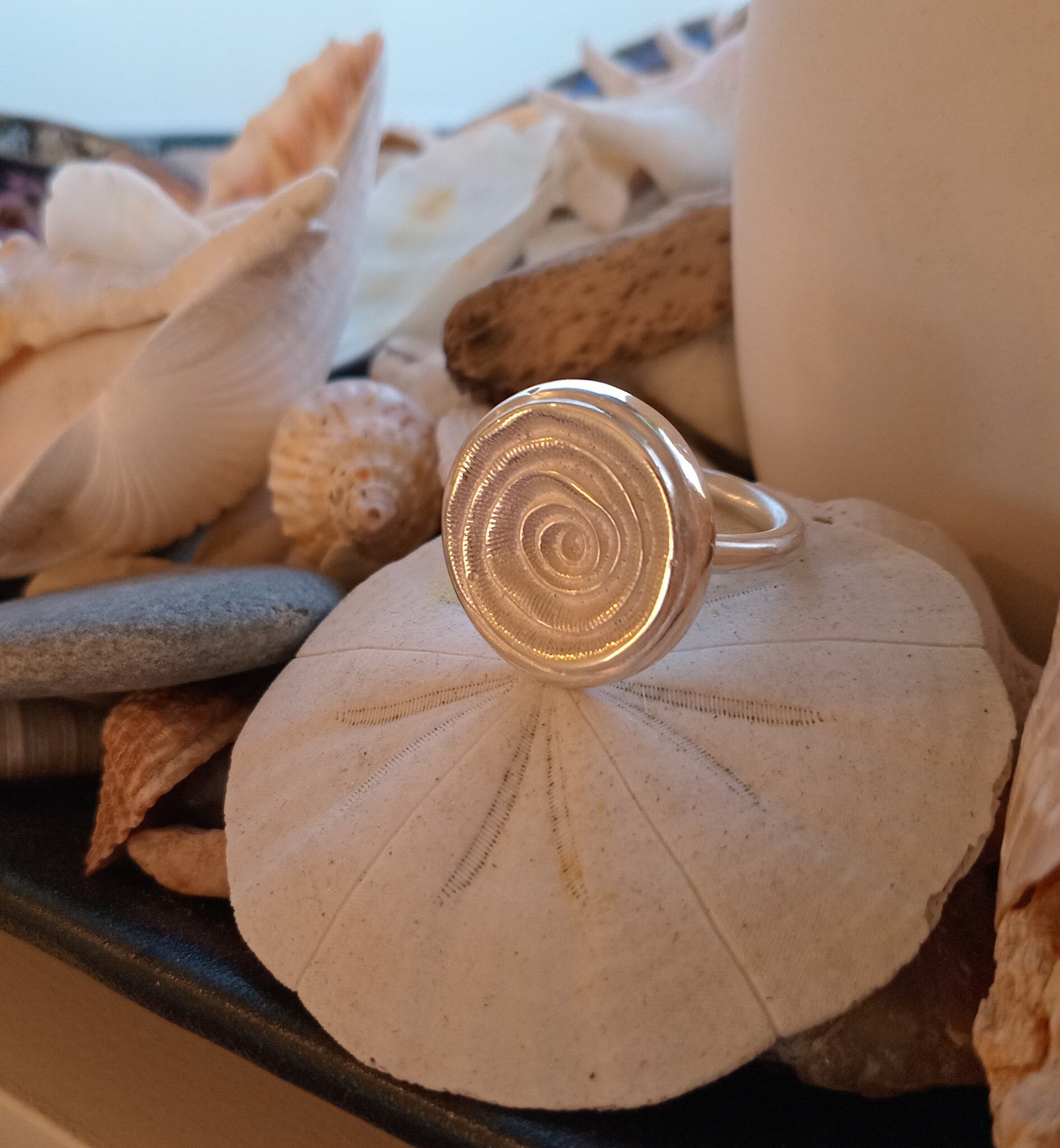 Victorian button ring textured swirl
