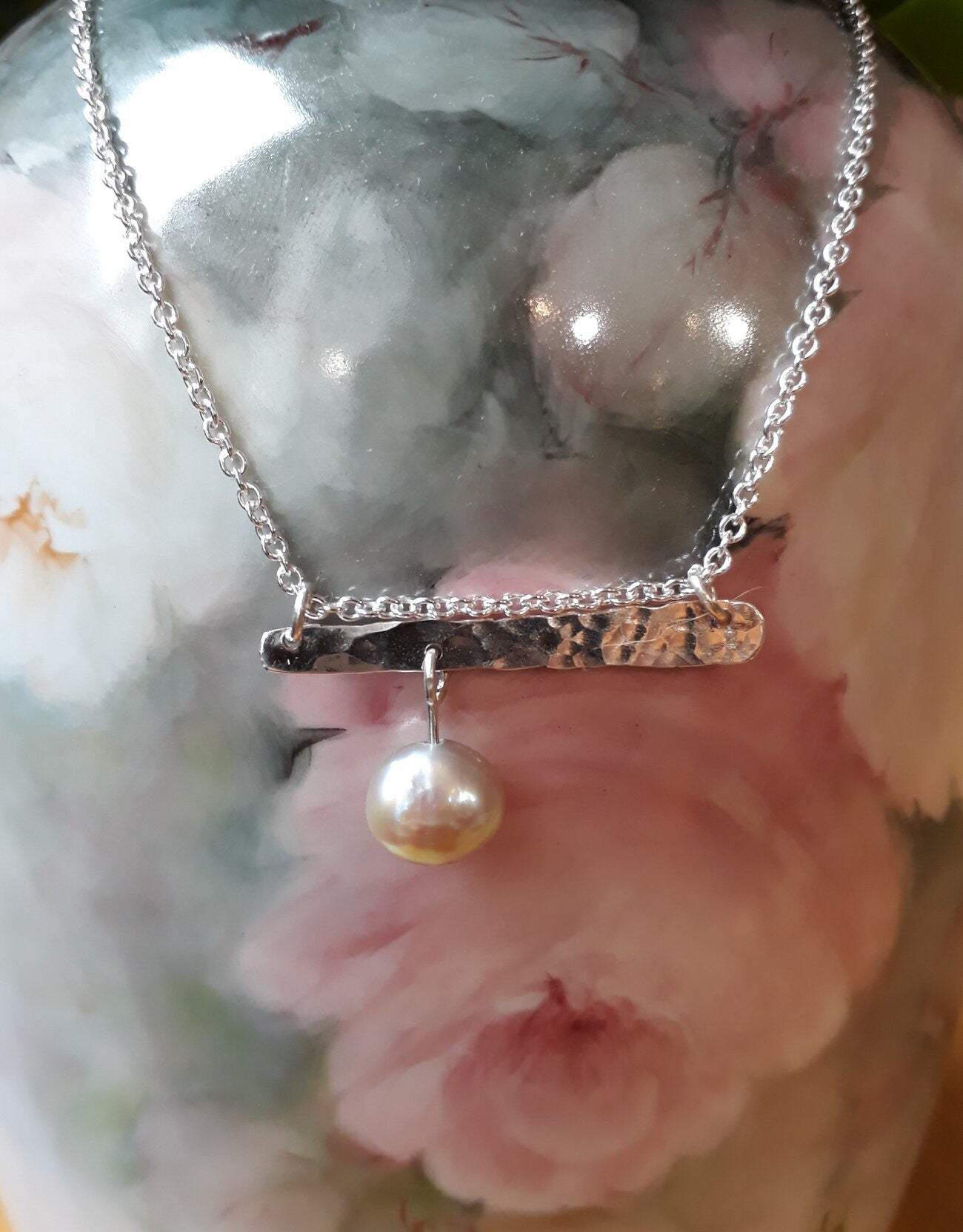 Asymmetrical necklace with pearl
