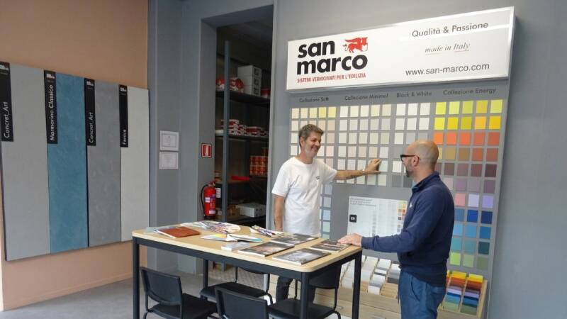 commesso di Market Color mostra vernici e colori a cliente
