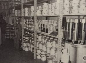 Arezzo: scaffale con barattoli di vernice e tintometro nel 1975