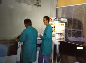 Arezzo: due persone in colorificio davanti a tintometro
