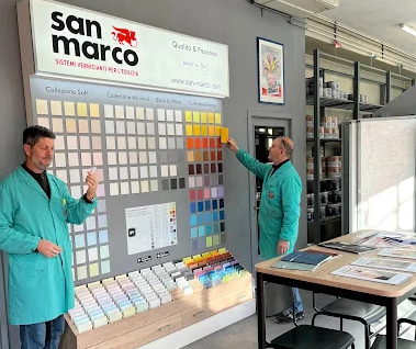 Arezzo: due persone davanti al color wall San Marco vernici