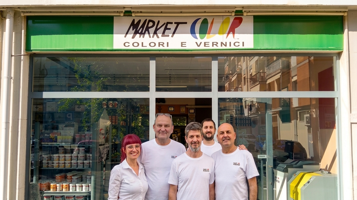  dipersone davanti a negozio di vernici Market Color Arezzo