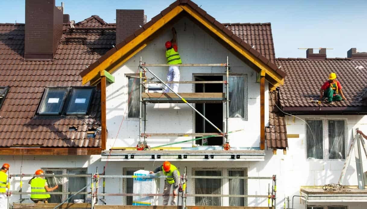 facciata casa con imbianchini che imbiancano