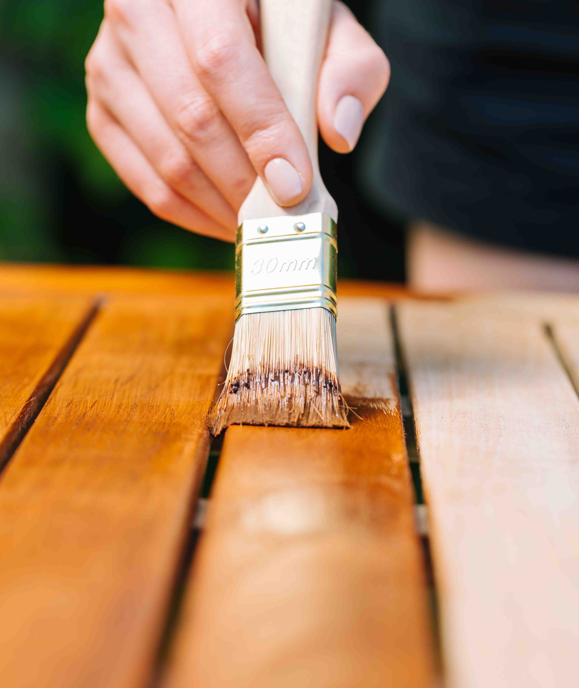 mano con pennello che pittura del legno
