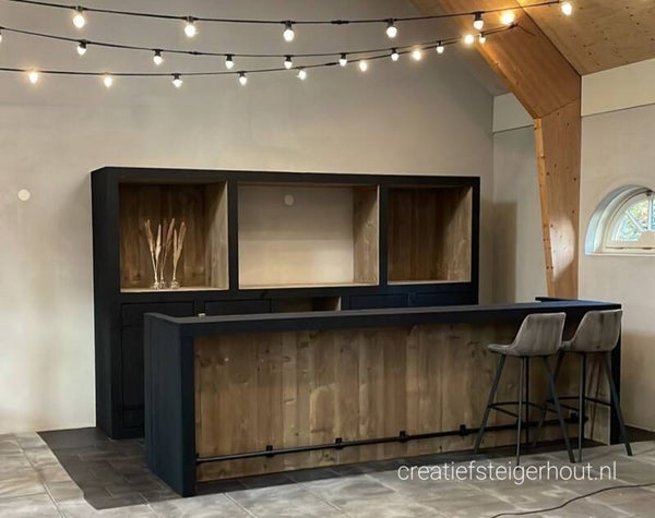 Houten bar met steigerbuis en zwarte accenten thuisbar koelkast