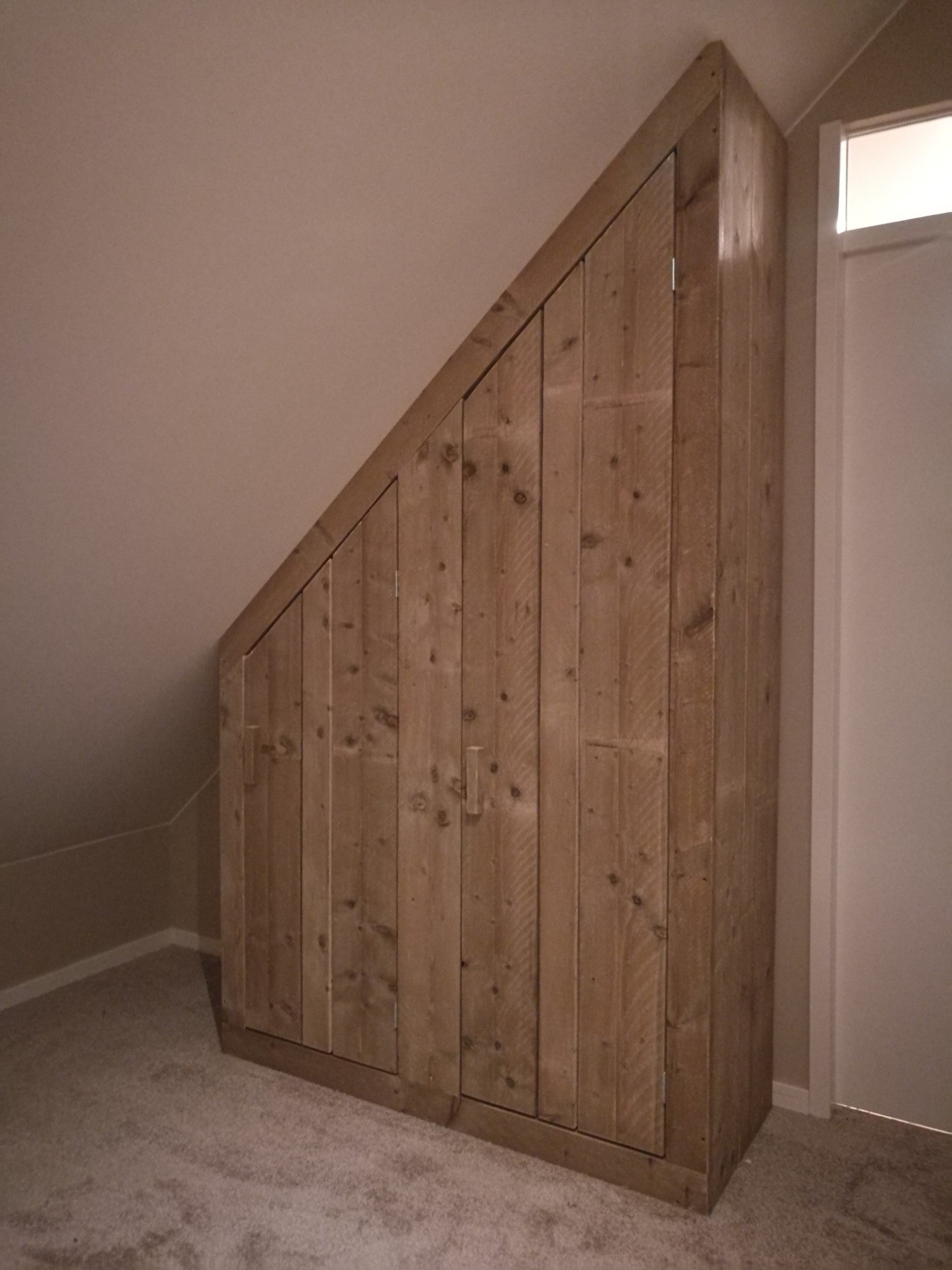 Kledingkast schuin dak