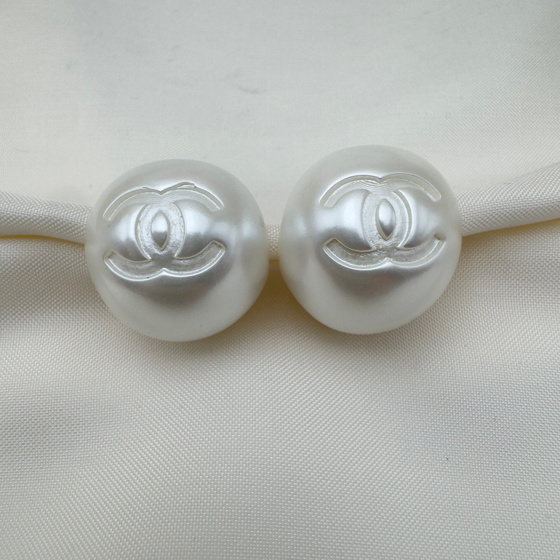 Orecchini Perla Inciso Bianco CC