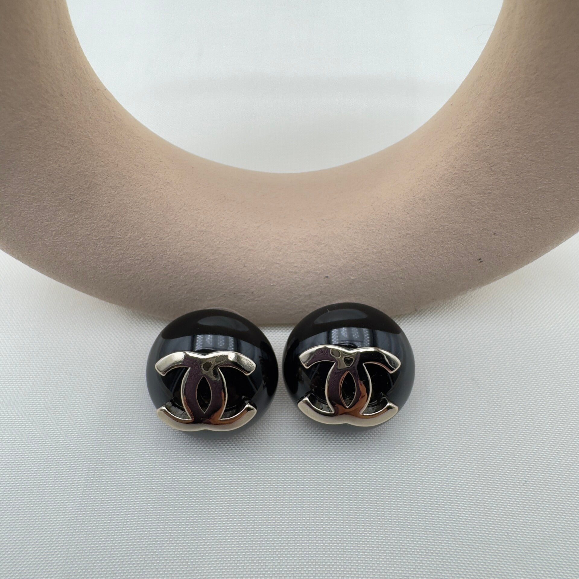 Orecchini a Bottone Neri CC