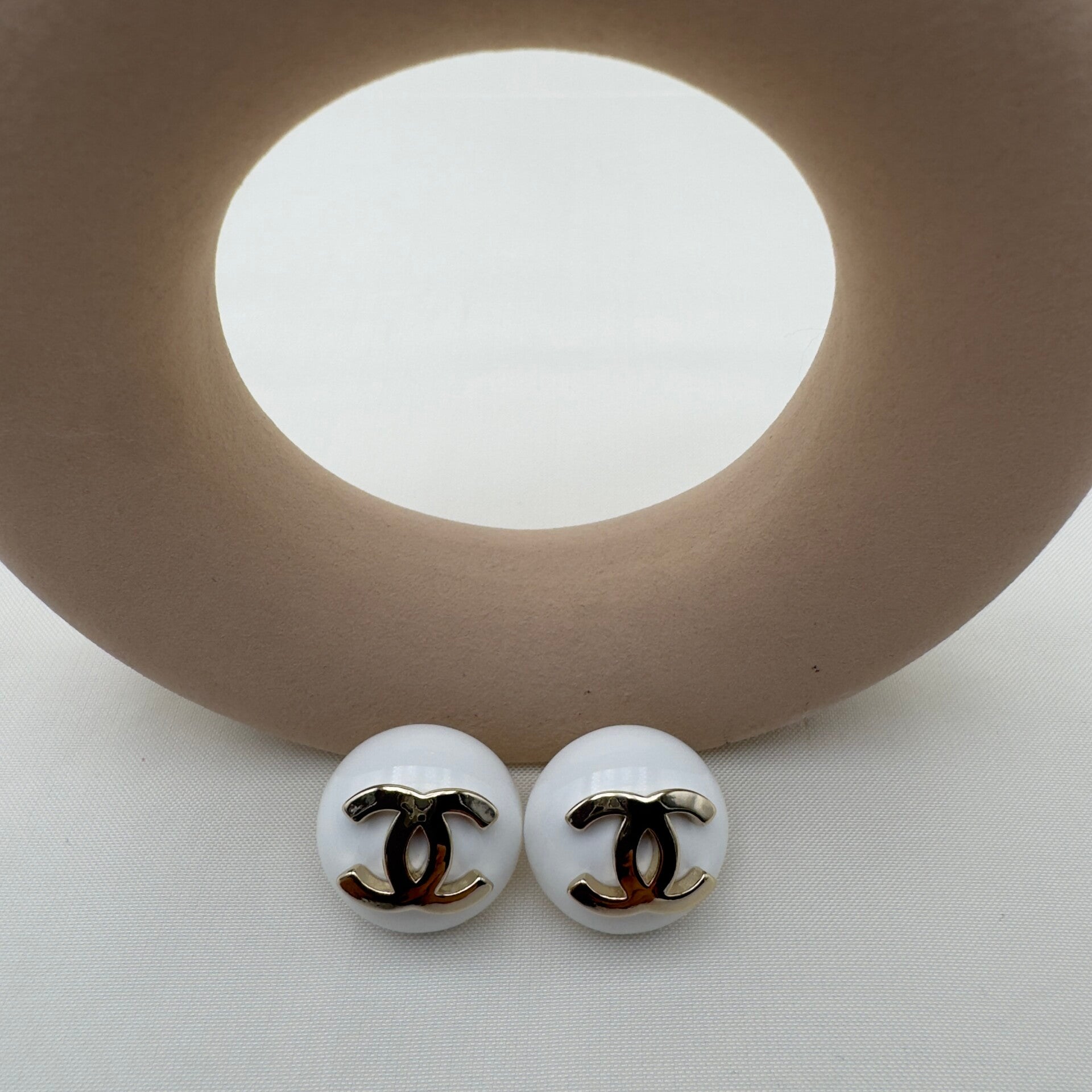 Orecchini a Bottone Bianchi CC