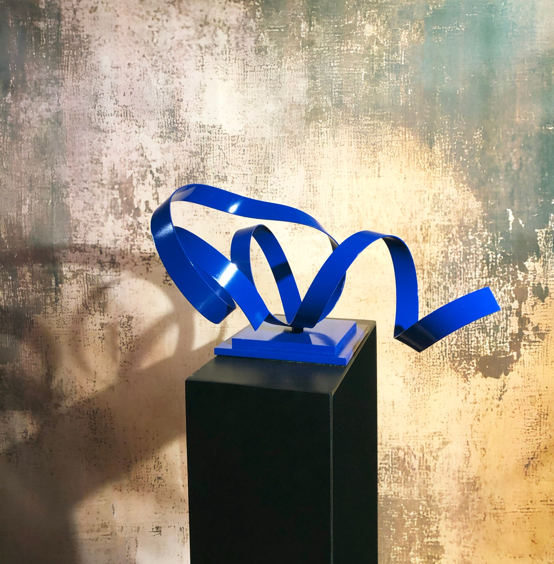 Escultura de metal 'Espiral Azul', cinta azul en espiral abstracta