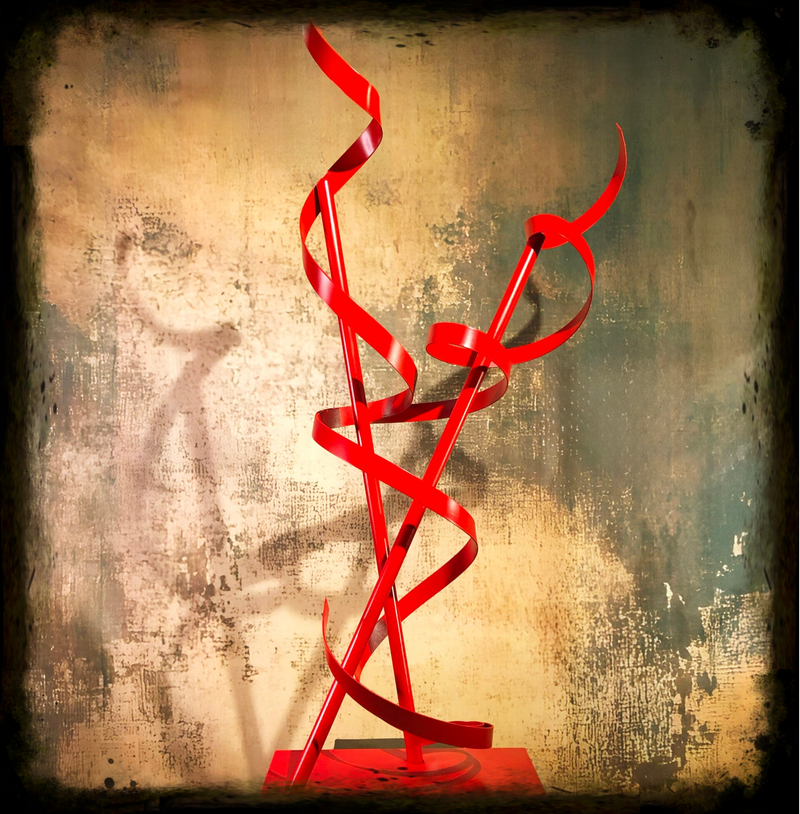 Escultura de metal rojo 'Ascenso Escarlata', dos tubos verticales cruzados con chapas en espiral ascendentes