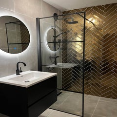 complete-badkamer-met-goude-wandtegels-martini-rb-sanitair-standard.jpg