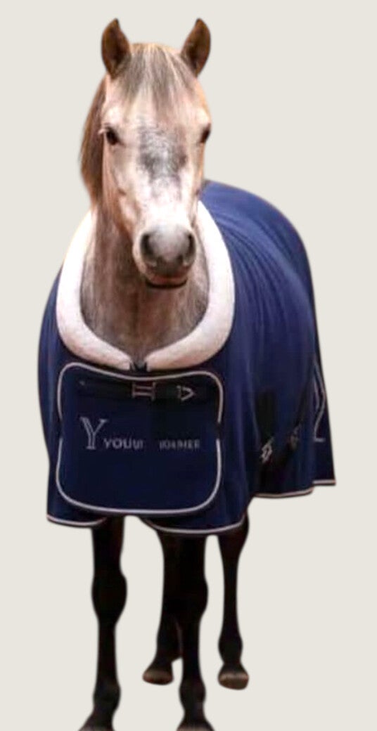 Elegante Blaue Abschwitzdecke mit weißem Kragen