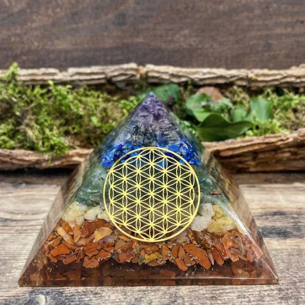 PYRAMIDE ORGONITE 7 CHAKRAS FLEUR DE VIE