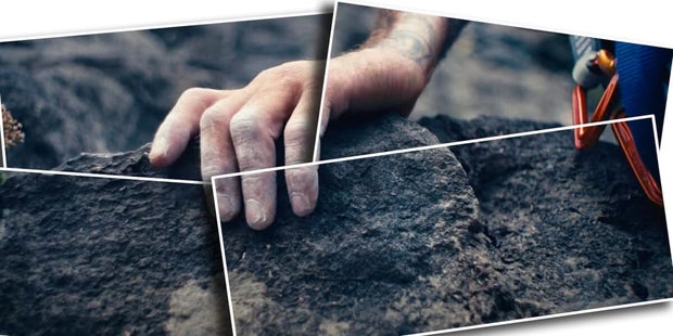 Nahaufnahme einer mit Magnesia bestäubten Hand, die sich beim Klettern an einem rauen Fels festhält. Im Hintergrund ist ein Teil eines Klettergurts mit Karabinerhaken sichtbar. Das Bild ist stilistisch in mehrere leicht versetzte Segmente unterteilt.
