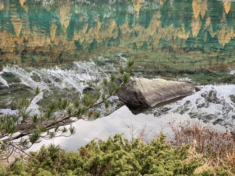 Eine Spiegelung der schönen Berglandschaft  im Lagh da Val Viola