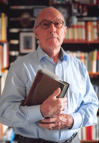 PD Dr. Ernst Ziegler vor seiner Bibliothek