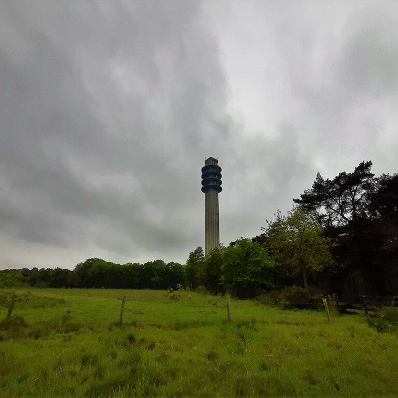10-5-2023 - De Toren onder een dreigende lucht.