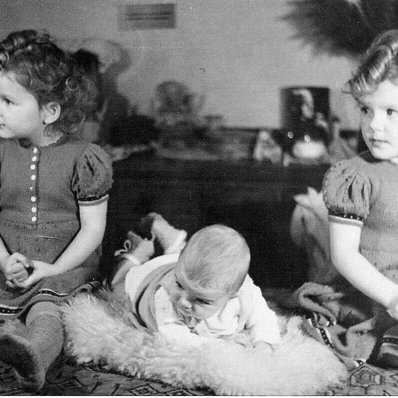 1954 - Links tweelingzusje Ans, in het midden 3 jaar jonger zusje Maria, rechts ben ik. Locatie: eerste oudelijke woning stadsdeel oud-Woensel Fellenoord Eindhoven.