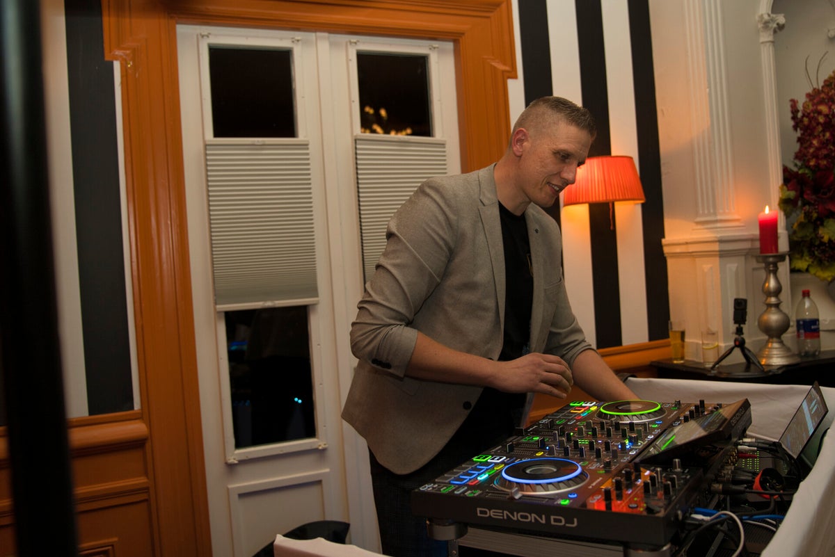 DJ DERICK — portfolio 1
