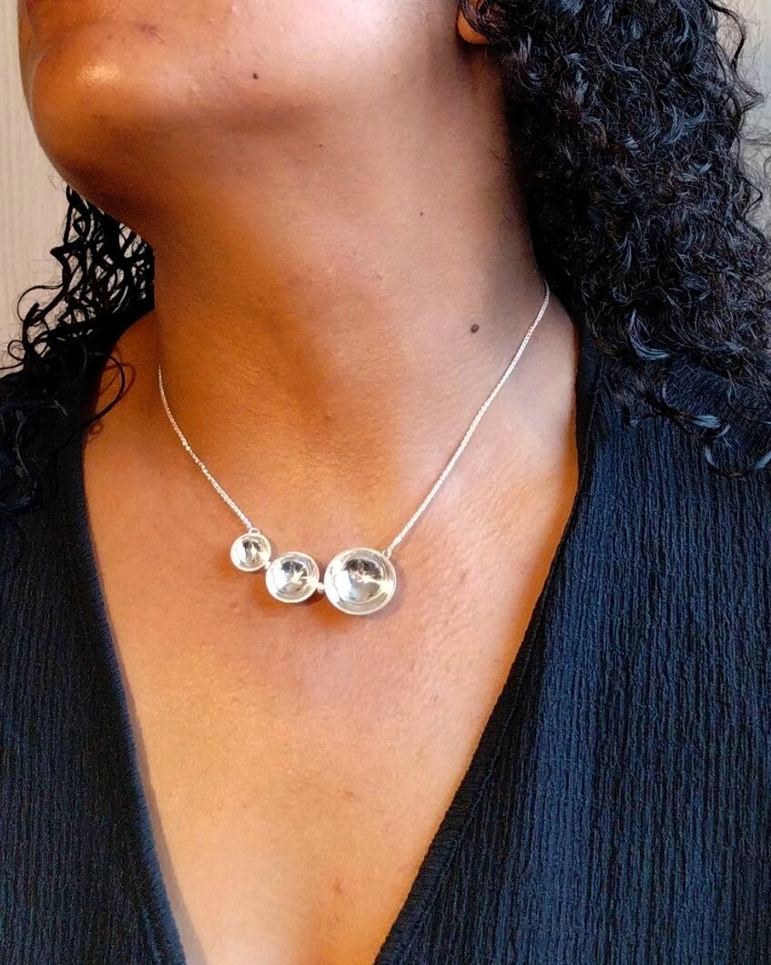 Held Light – In-line Necklace