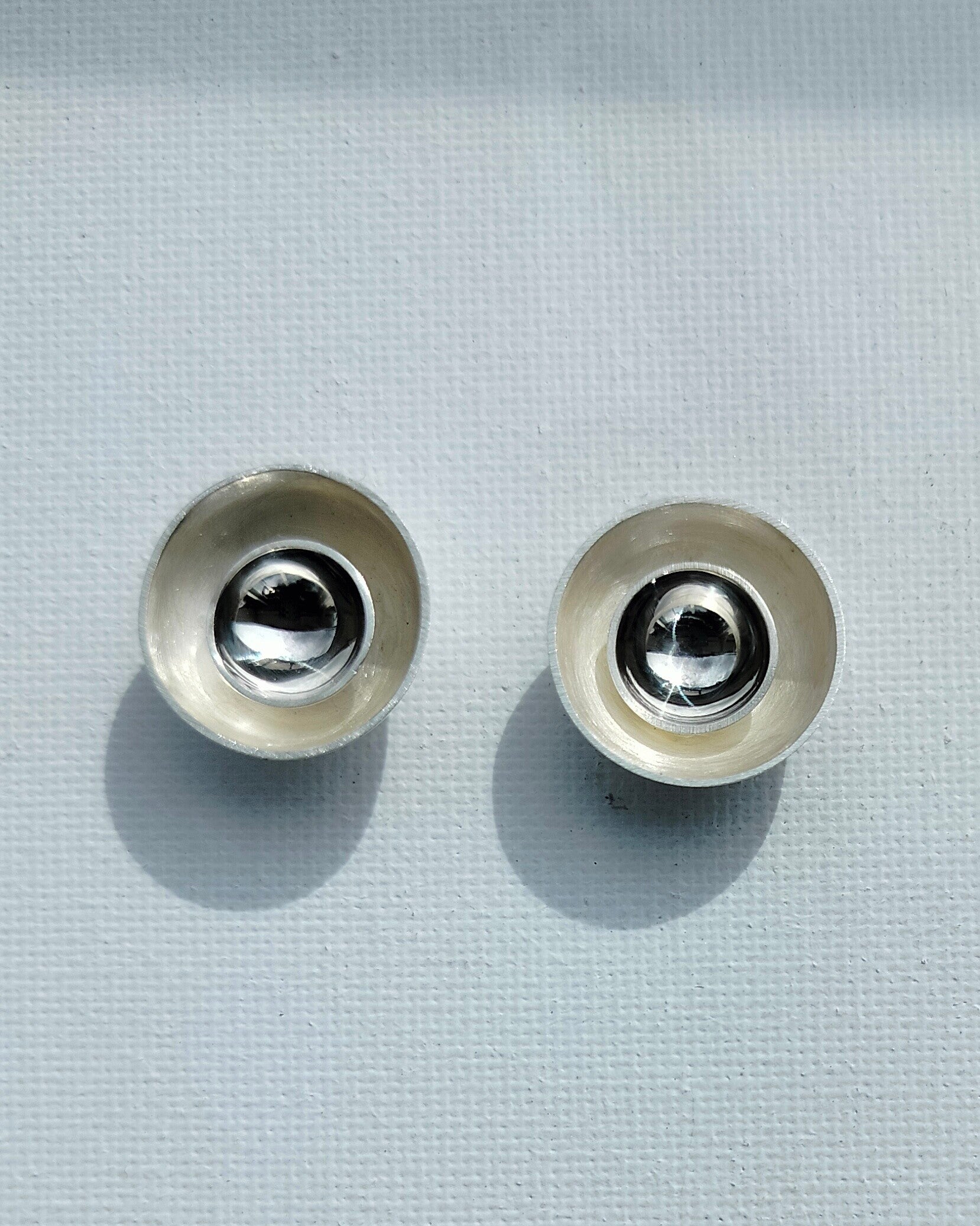 Held Light – Sculptural Stud Earrings