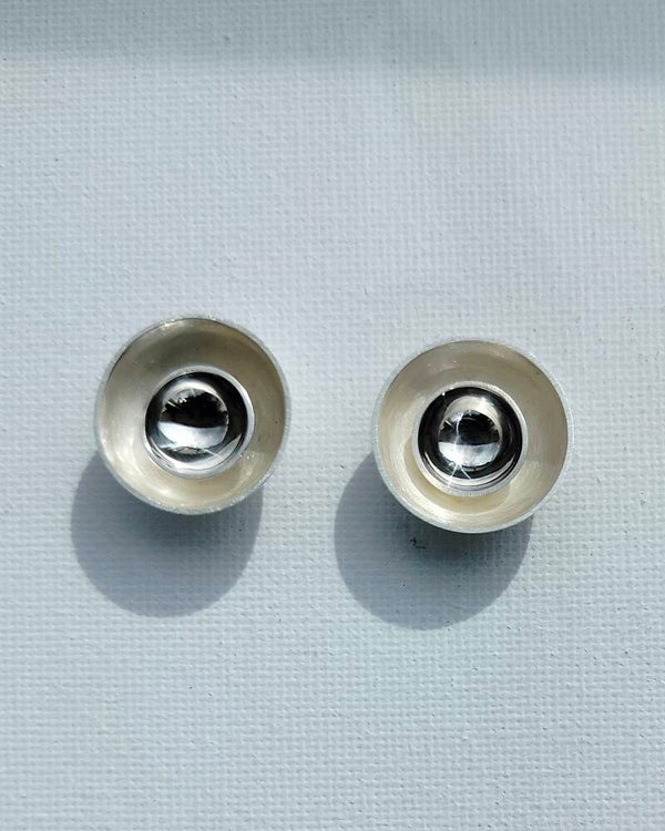 Held Light – Sculptural Stud Earrings