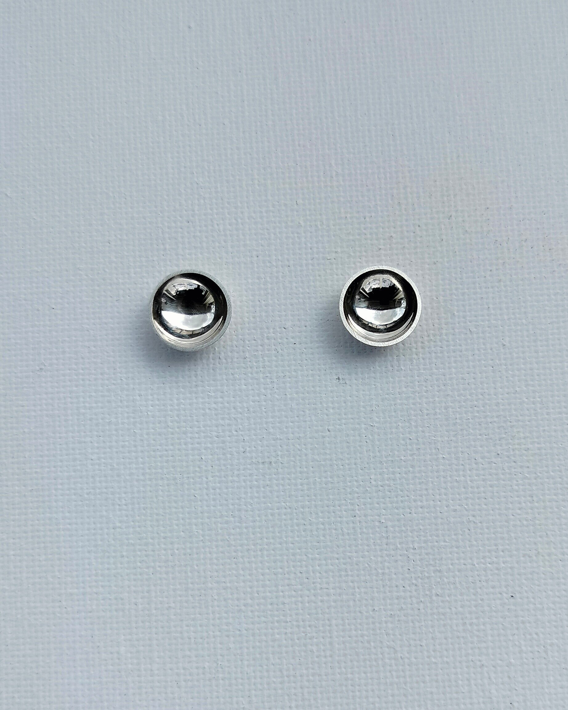 Held Light – Stud Earrings