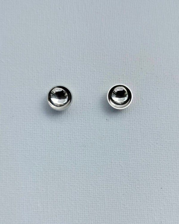 Held Light – Stud Earrings