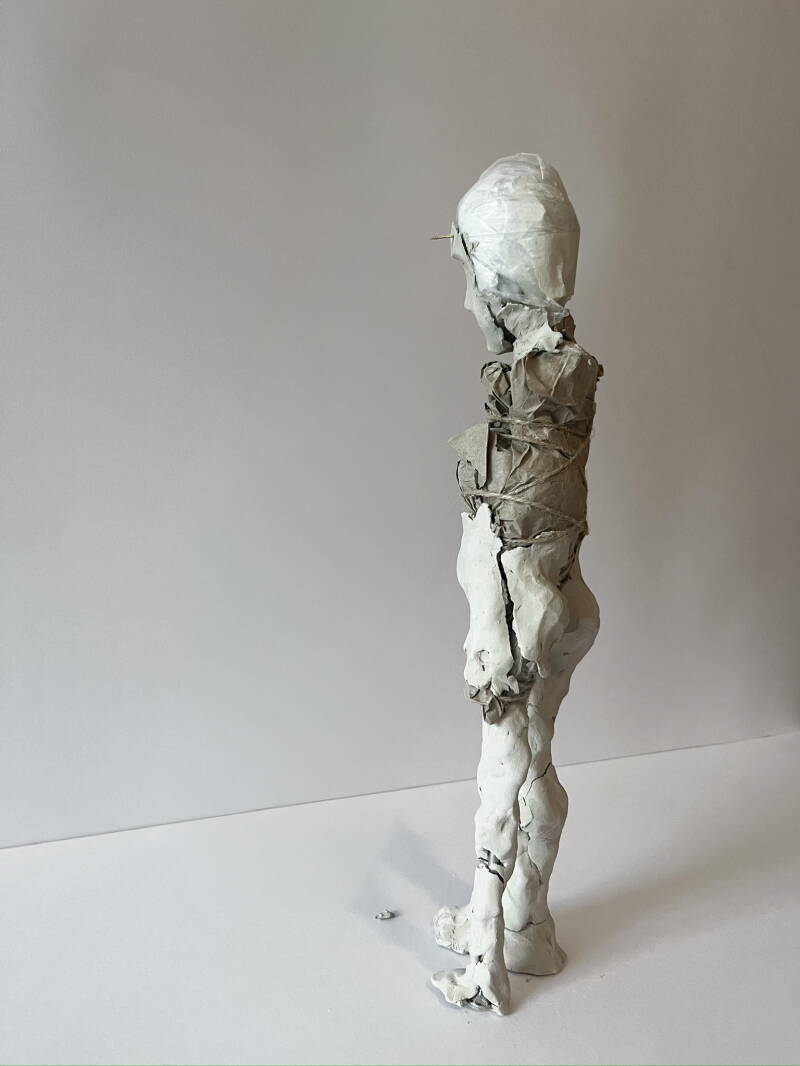 klei, karton, staal, touw, plastic - 30 cm - achterkant