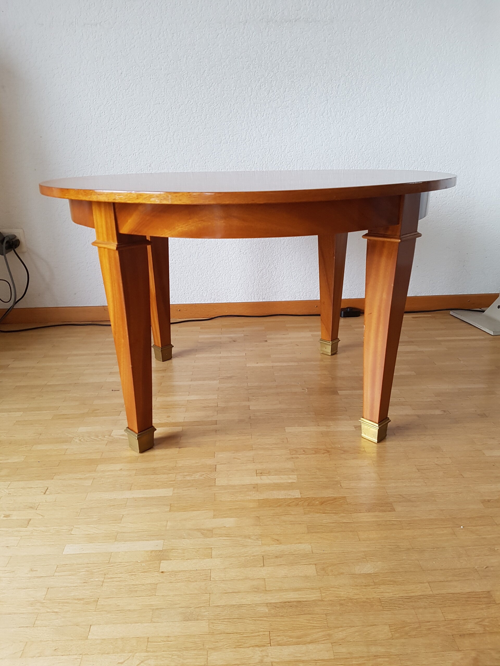 Table basse ronde en acajou des années 1970