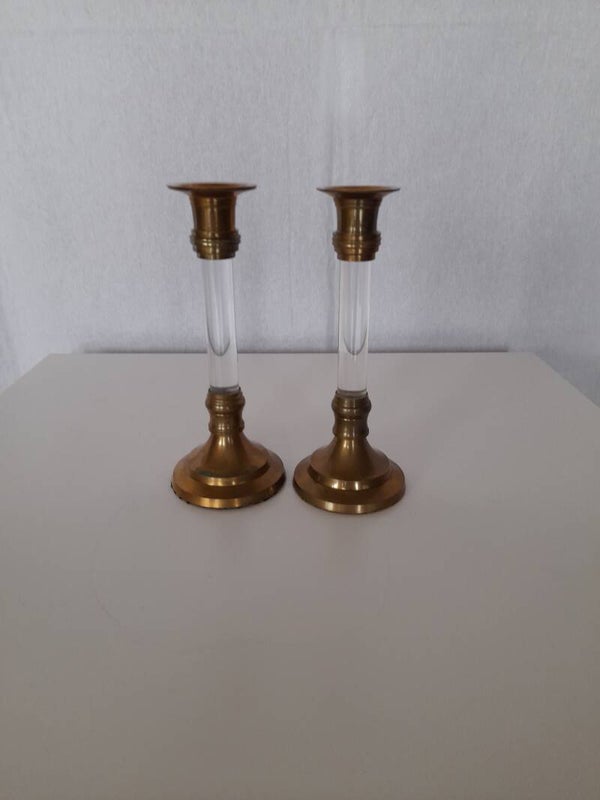 Paire de bougeoirs en laiton et lucite