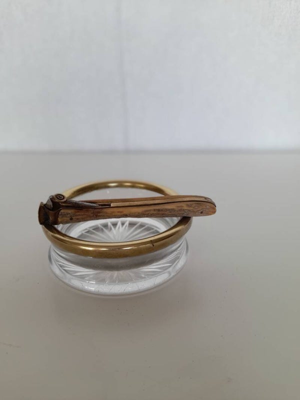 Coupe en verre cerclée de laiton