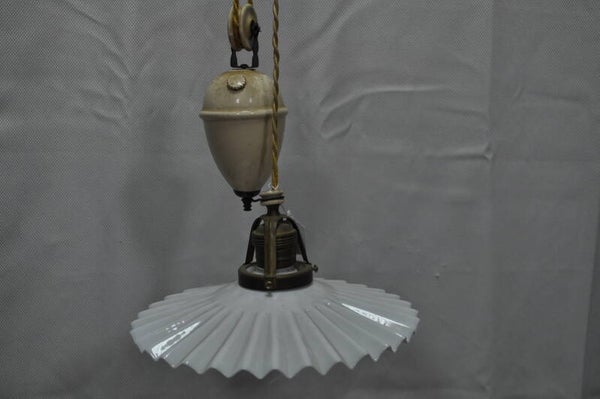 Suspension avec globe blanc ondulé