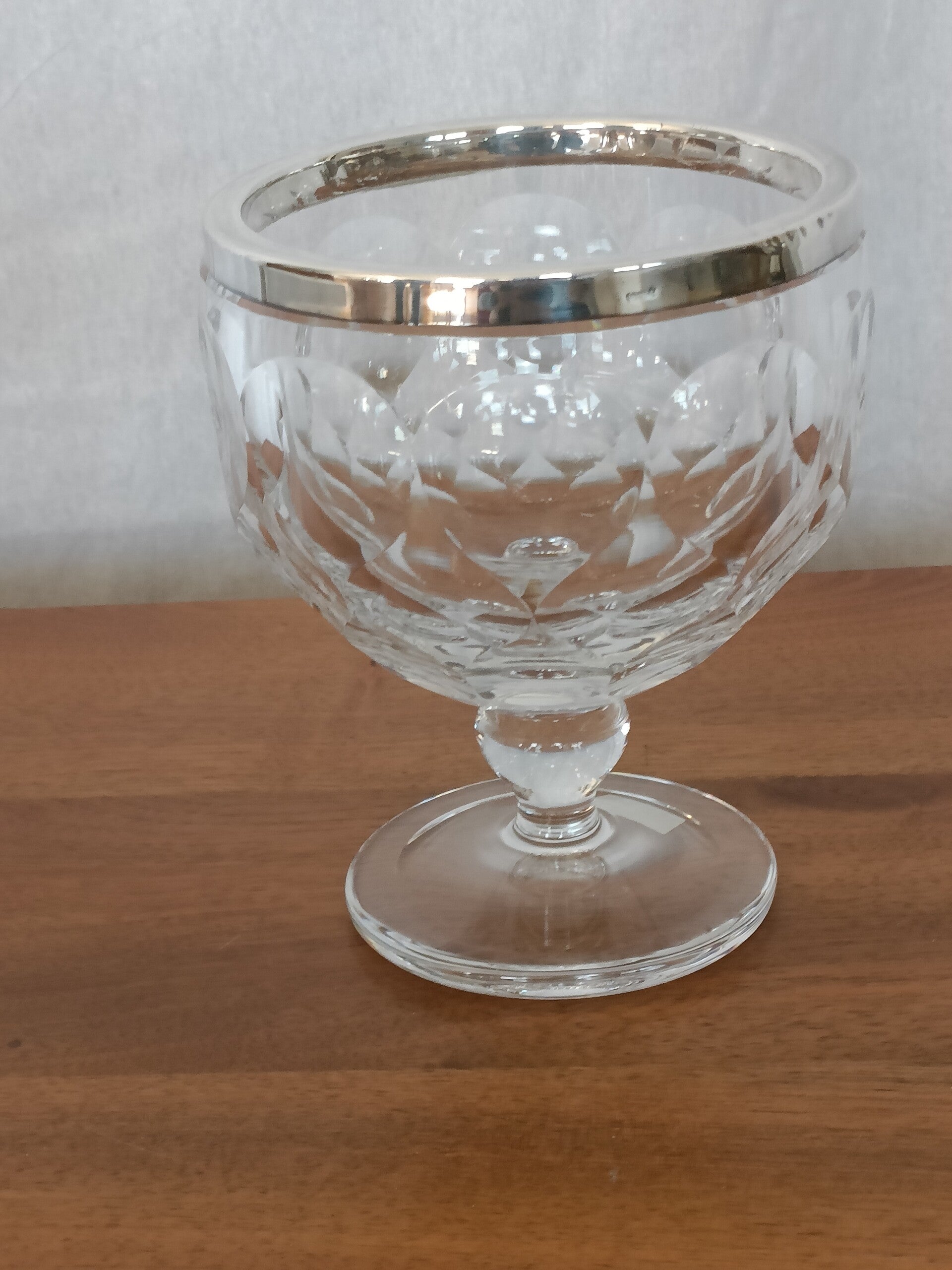 Coupe sur pied en cristal cerclée argent