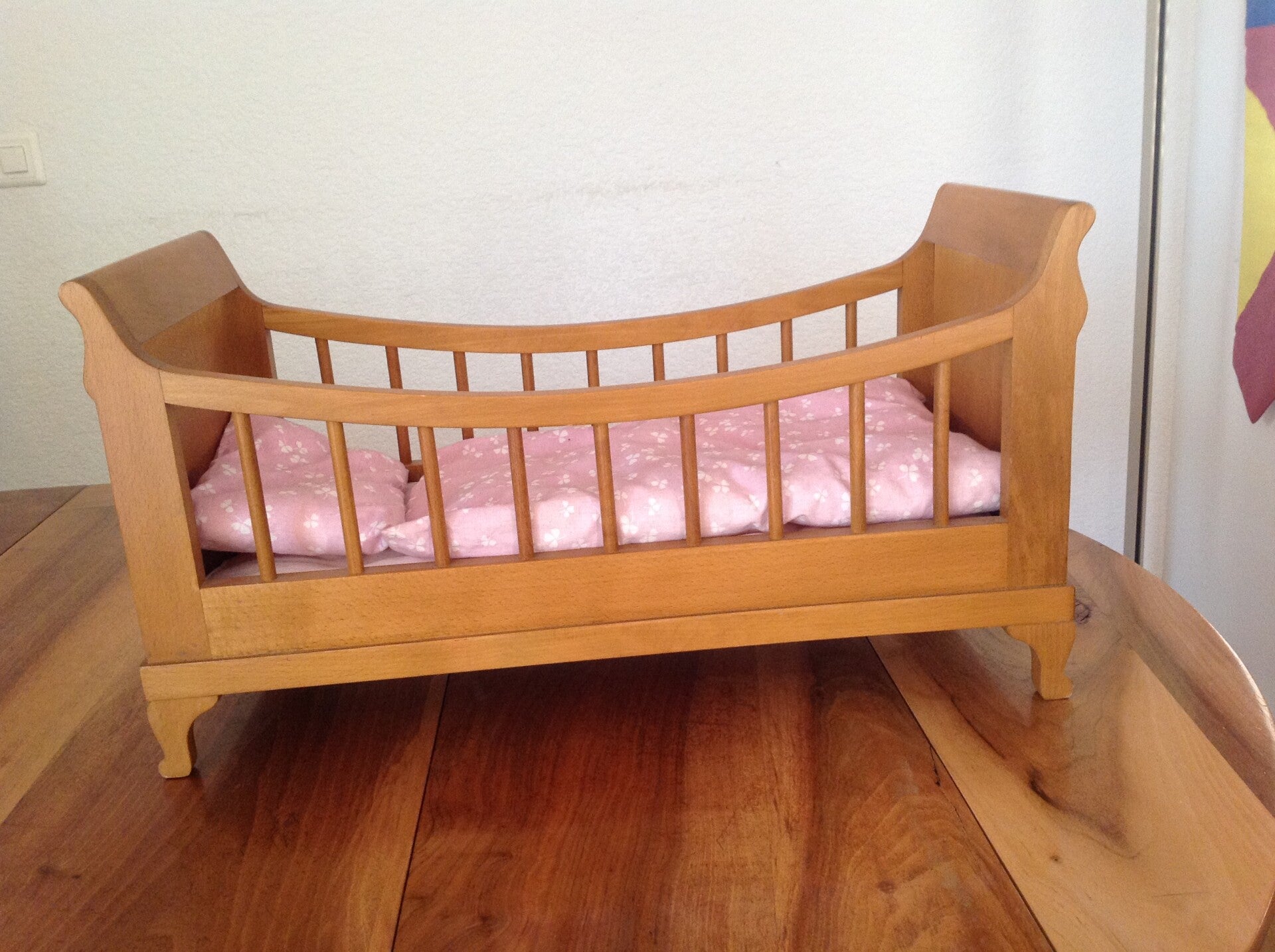 Lit de poupée à barreaux de style Louis Philippe