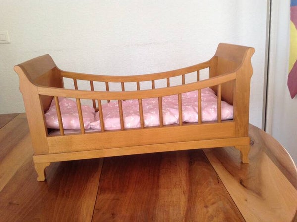 Lit de poupée à barreaux de style Louis Philippe