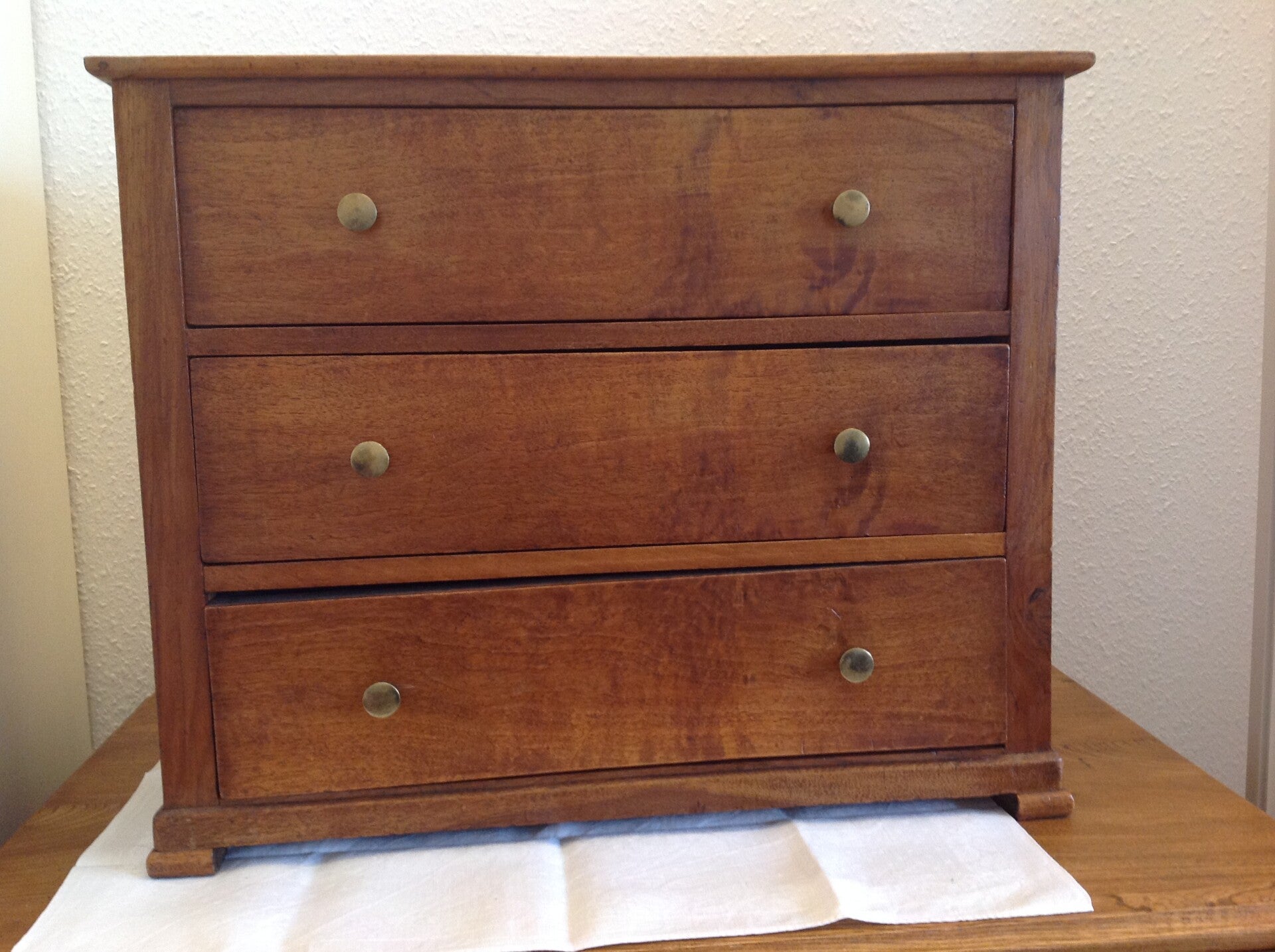 Petite commode en noyer style Louis Philippe