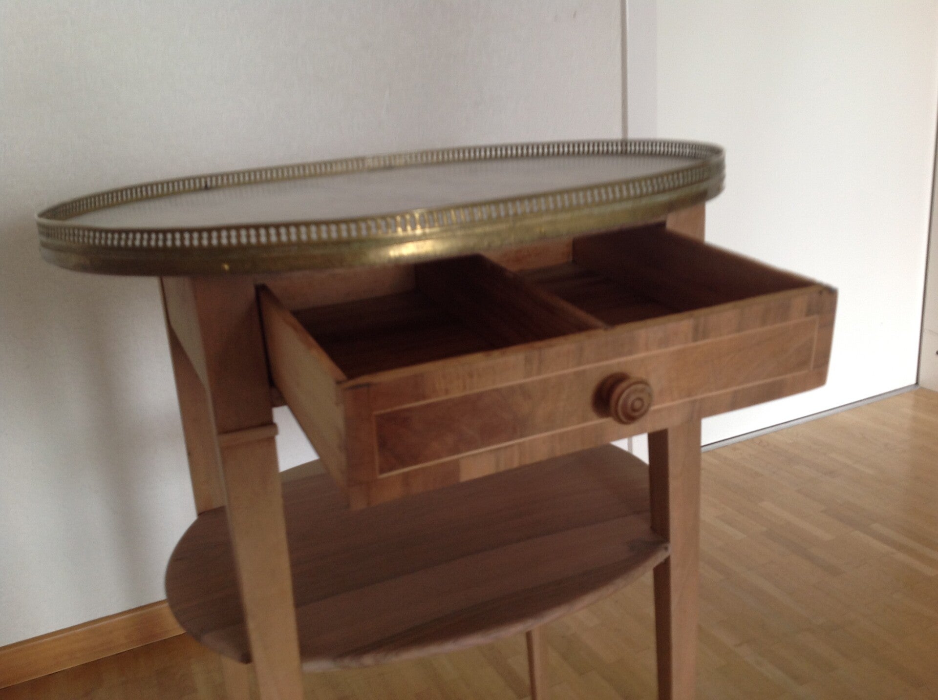 Guéridon ovale en noyer Directoire