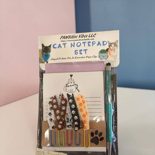 Cat Notepad & Pen Set - Cat wearing heart scarf