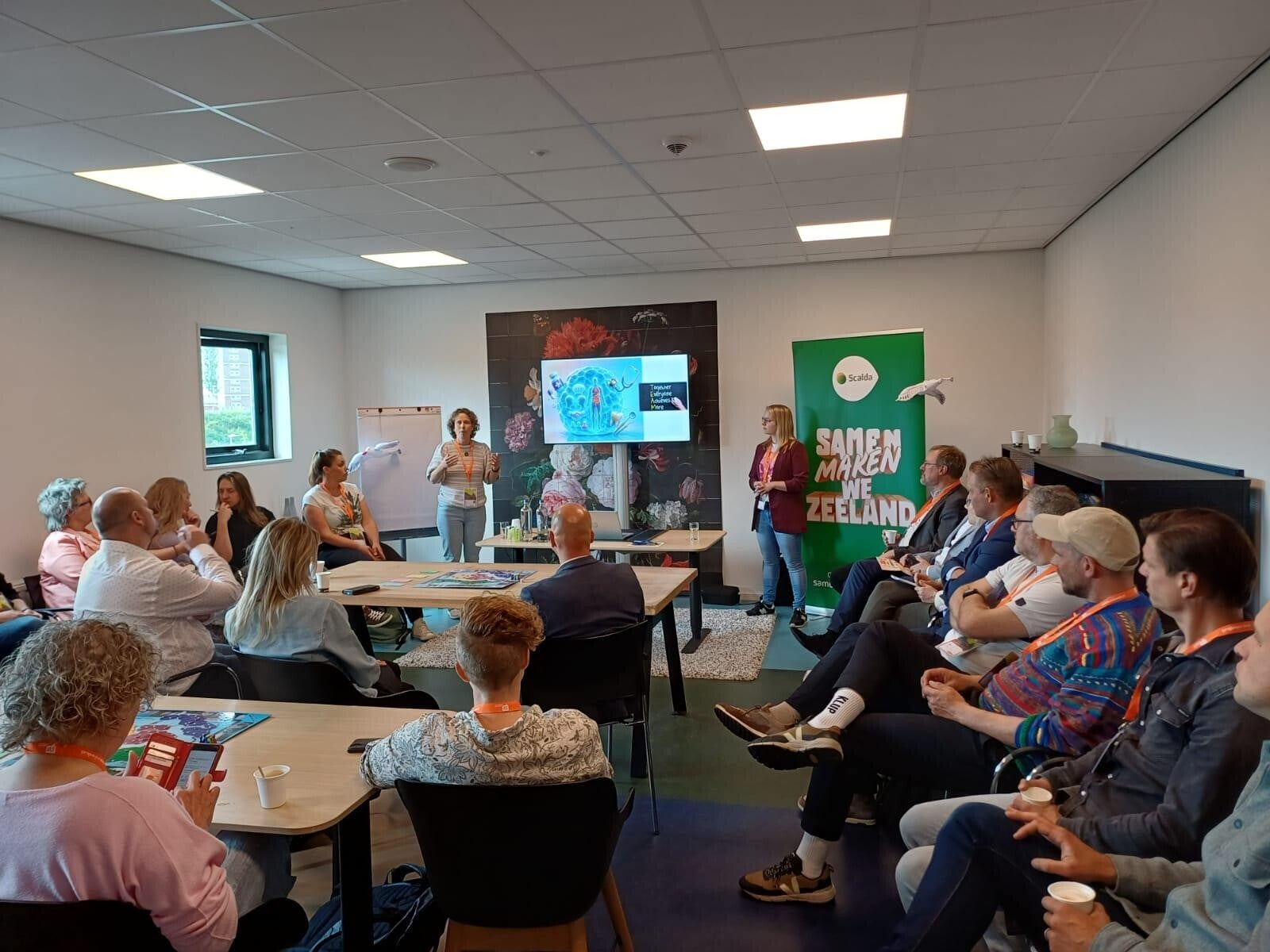 Ellen en ik geven uitleg tijdens de workshop