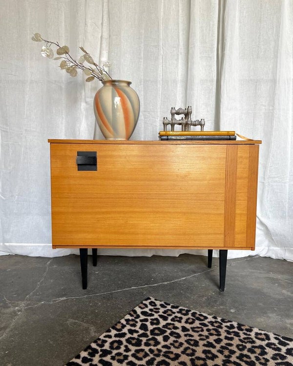 Tof kastje met asymmetrisch geplaatste handgreep