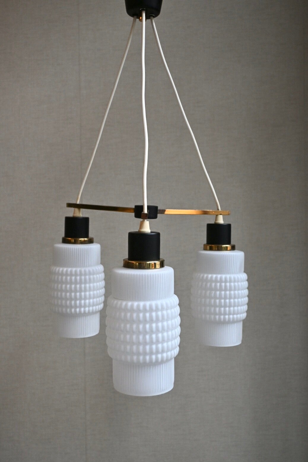 Hanglamp jaren 60, opaline glas/messing/geometrie