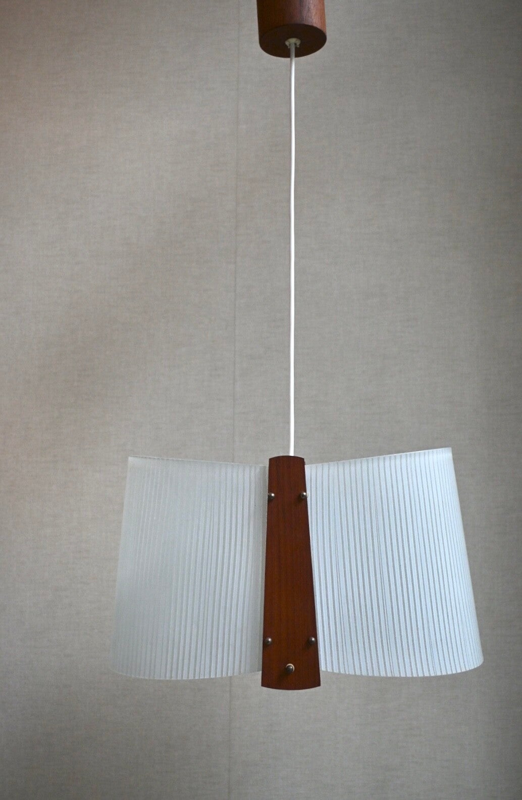 Scandinavisch design hanglamp Glazen kap gecombineerd met Teakhout