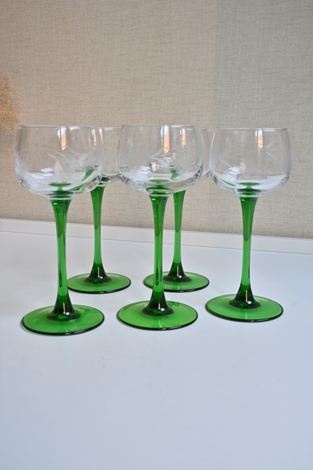 Set van 5 Prachtige emerald wijnglazen met bewerkt glas