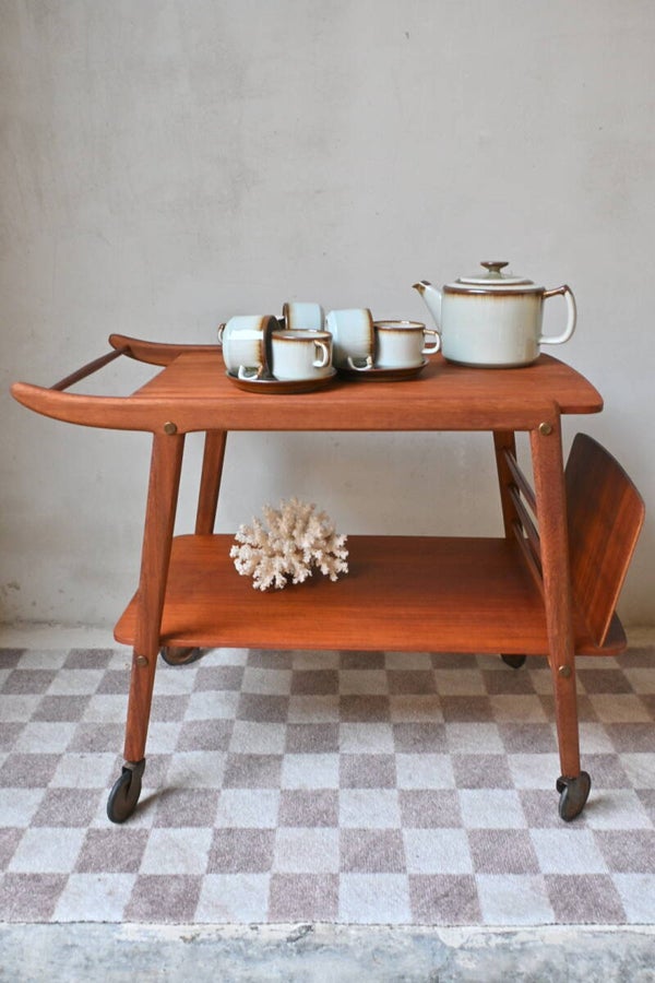 Vintage teak barcart met tijdschriftvak – stijlvol en functioneel
