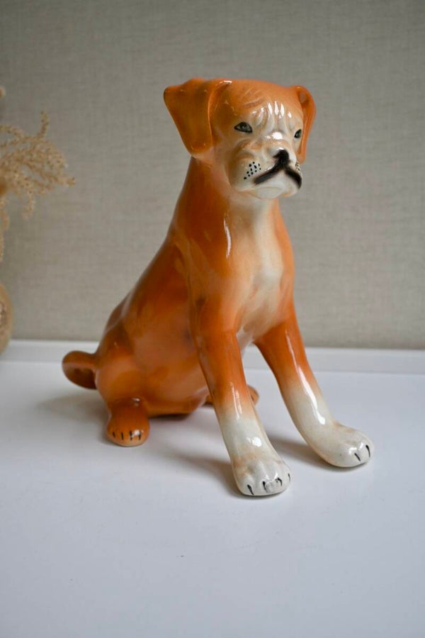 Porseleinen beeldje van een hond