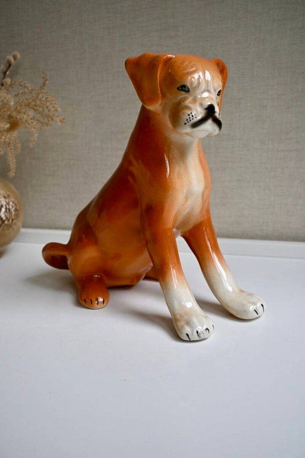 Porseleinen beeldje van een hond