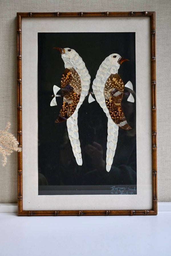 Grote lijst met afbeelding van vogels gemaakt van vlindervleugels.